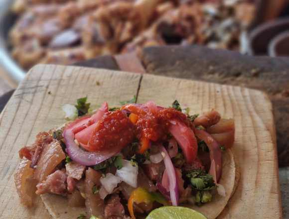 Persona para hacer gorditas en negocio carnitas