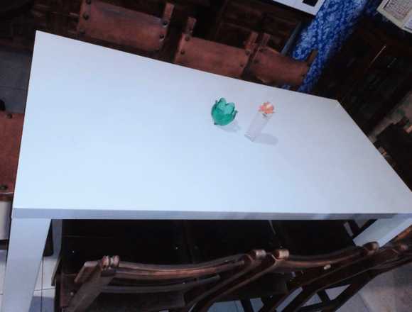 Mesa blanca + 8 sillas