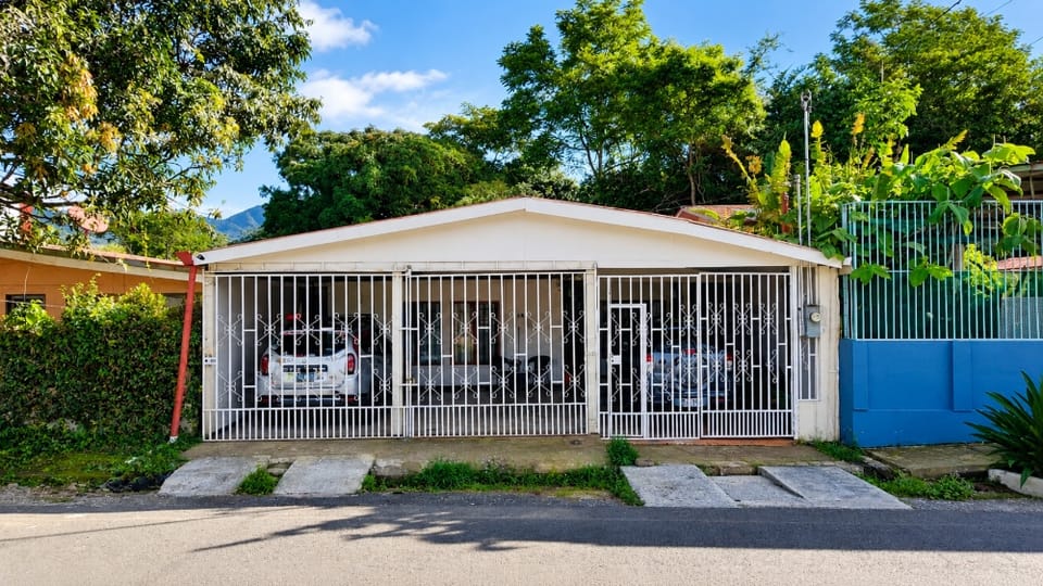 VENTA DE CASA DE 244 M2 EN BARRIO SAN ANDRES, PEREZ ZELEDON: CONSTRUCC