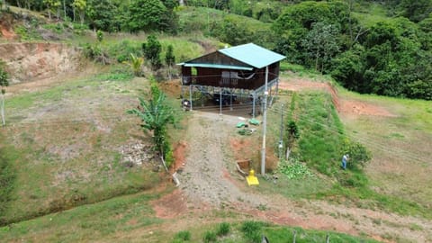 VENTA DE CABAÑA DE MONTAÑA EN MIRAVALLES, PEREZ ZELEDON