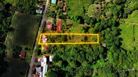 Casa con lote de 3.494 m2 en Tres Ríos de Volcán en Buenos Aires (Cantón)