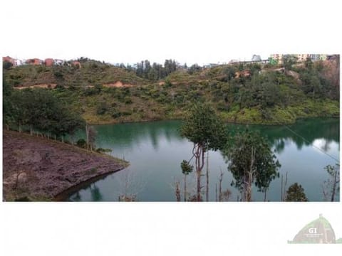 Lote hotelero y comercial en las calles de guatape con embalse
