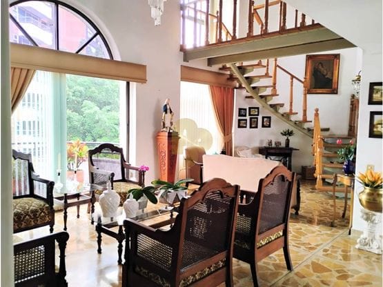 Amplio Apartamento Duplex en Laureles