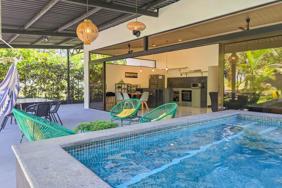 SE VENDE CASA AMUEBLADA CON PISCINA EN ZONA EXCLUSIVA DE UVITA