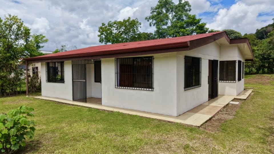 SE VENDE CASA CON AMPLIO TERRENO PLANO Y ARBOLES FRUTALES