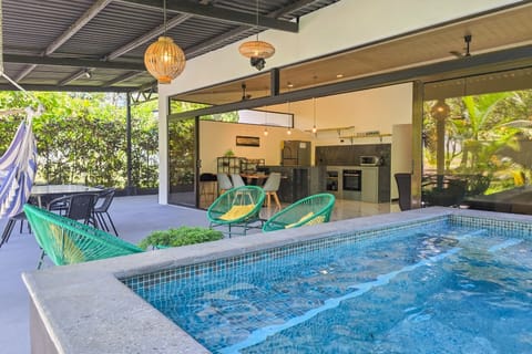 SE VENDE CASA AMUEBLADA CON PISCINA EN ZONA EXCLUSIVA DE UVITA en Osa (Cantón)