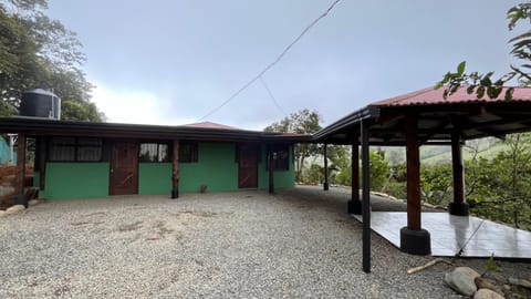 SE VENDE REFUGIO AUTOSOSTENIBLE CON NACIENTES DE AGUA Y VISTAS A LA MO