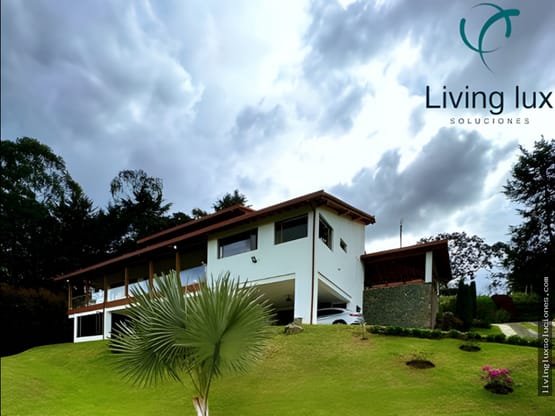 CASA CAMPESTRE CON AMPLIO JARDÍN EN LLANOGRANDE, ANTIOQUIA
