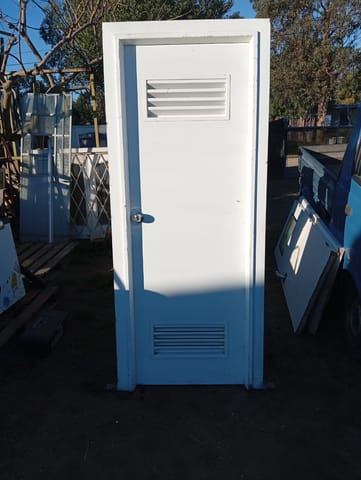 Puerta de hierro muy fuerte en buen estado en Salinas (Localidad)
