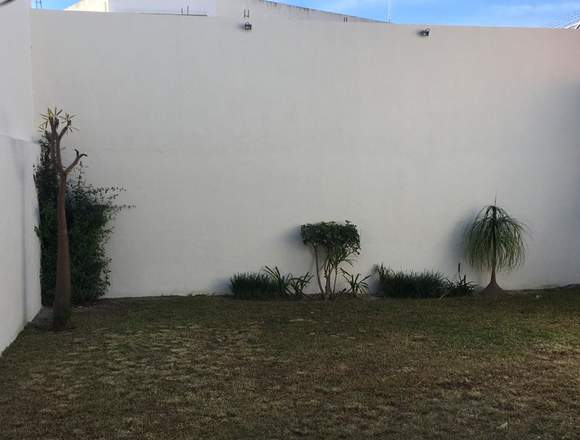 CASA EN VENTA RECIEN REMODELADA