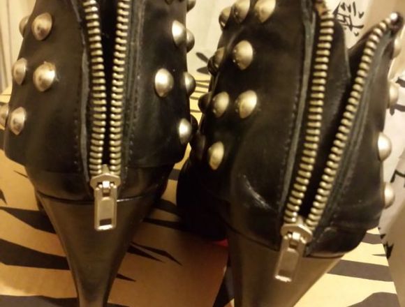 Botas de cuero pu con adorno de tachas en Lago Buenos Aires (Localidad)