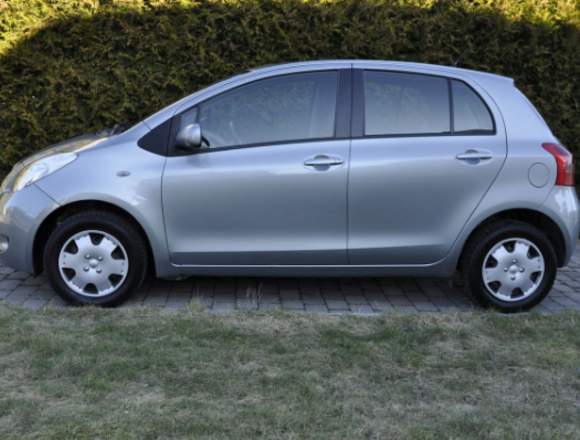Toyota Yaris color gris en El Carmen (Cantón)