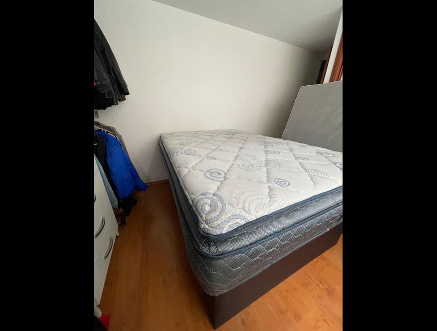 Cama matrimonial tipo baúl con colchoch incluído.