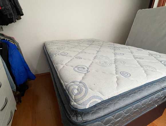 Cama matrimonial tipo baúl con colchoch incluído.