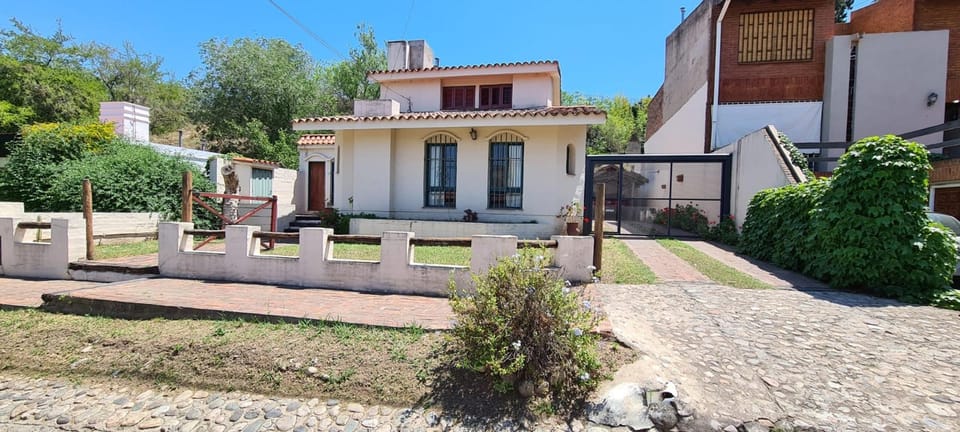 3 DORM 3 BAÑOS LIVING COMEDOR COCINA QUINCHO PATIO TERRAZA en Cordoba (Localidad)