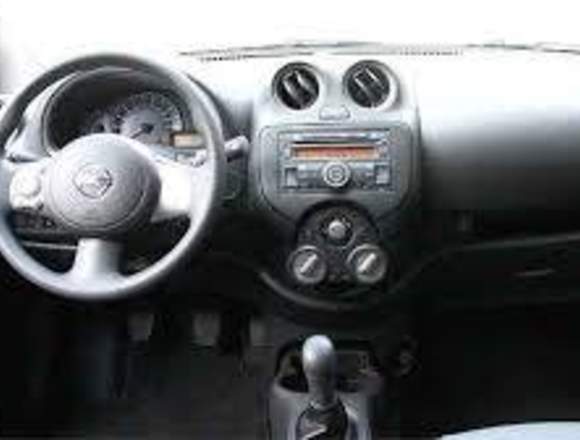 Nissan March gris plata en Las Condes (Comuna)