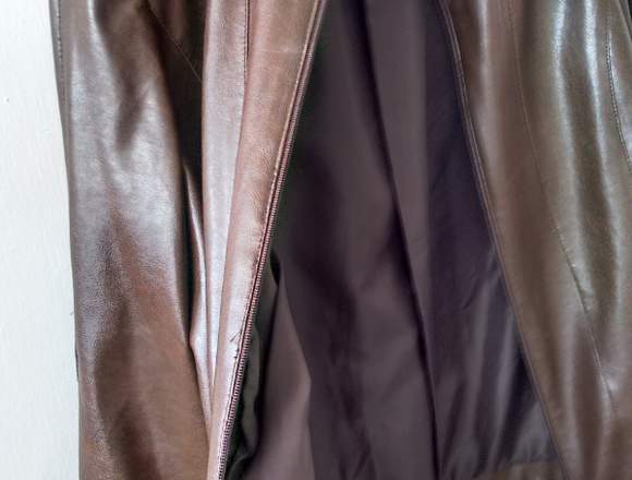 Vendo moderna chaqueta de cuero italiana nueva