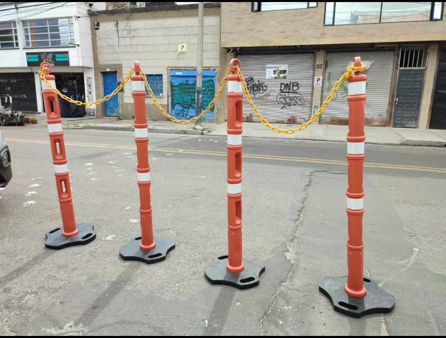 COLOMBINA O SEÑALIZADOR VIAL TUBULAR BASE NEGRA