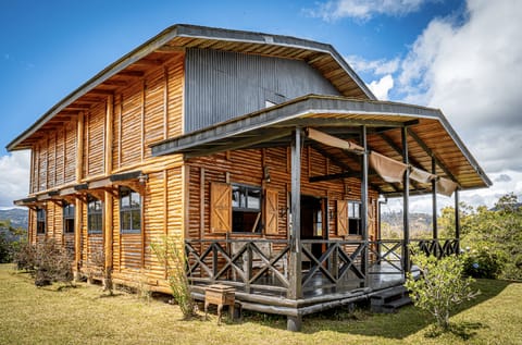 Casa Coyotes: Obra de Arte Sostenible y Retiro de Bosque Nuboso en El Guarco (Cantón)