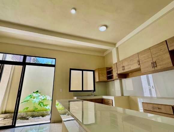 Casa de construcción reciente en Santa Ana SV en Santa Ana (Municipio)