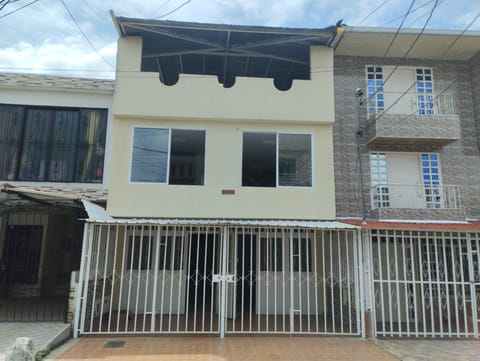 CASA CON LOCAL EN VENTA O PERMUTA - EXCLUSIVA - LAS AMERICAS - PALMIRA en Palmira (Municipio)