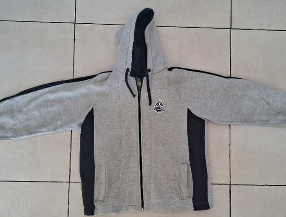 Campera deportiva con capucha en Buenos Aires (Localidad)
