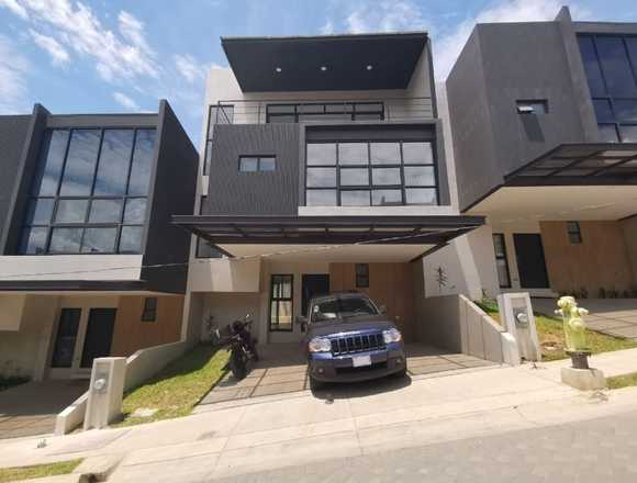 Alquiler de Casa en San Rafael de Escazû. en Escazú (Cantón)