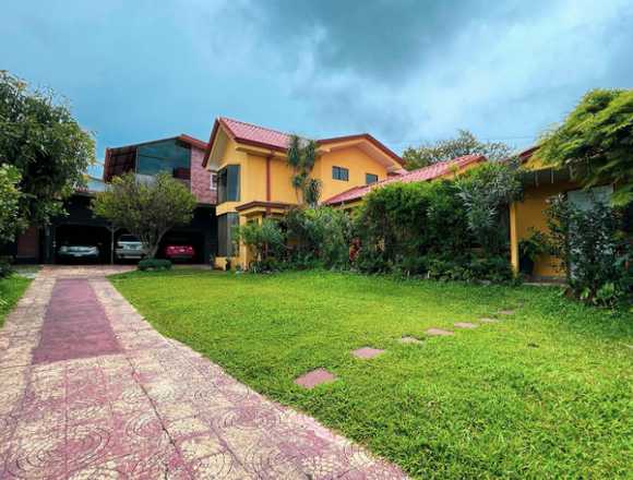 Venta de Propiedad 1 Casa + 3 Aptos en Heredia.