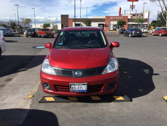 Vendo Tiida advance 2015 color rojo con rines