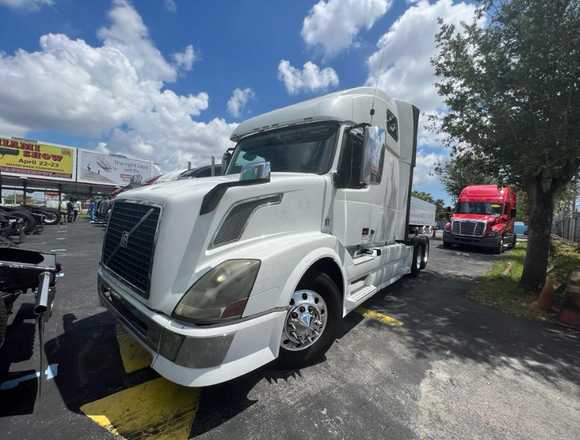 2014 VOLVO SLEEPER TRACTOR STOCK 1817 in Miami (Locality)