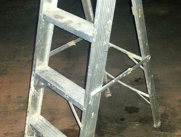 Escalera en Aluminio-3Peldaños+tope Superior-usada en Miranda (Municipio)