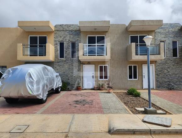 EN ALQUILER - TOWNHOUSE, Conjunto los Roques en Carirubana (Municipio)