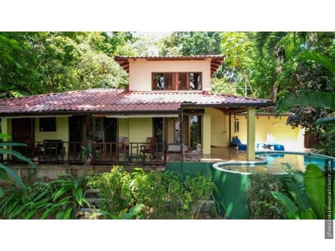 Casa en Venta 2Bed-2Bath con acceso a playa en Dominical, OSA