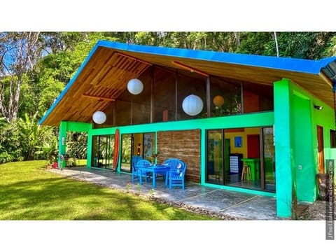 Cabaña en la jungla con potencial de expansión en Dominical, OSA