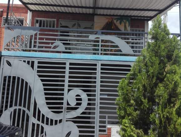 HERMOSA CASA ESQUINERA DE DOS PISOS