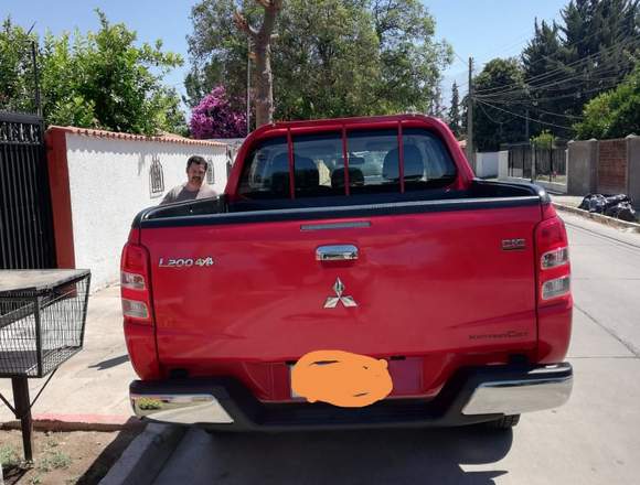 Se vende camioneta Mitsubishi L200 diésel roja en Valparaíso (Comuna)
