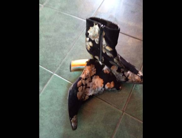 Botines para mujer con flores doradas en Lo Prado (Comuna)