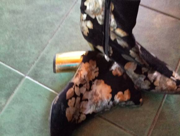 Botines para mujer con flores doradas en Lo Prado (Comuna)