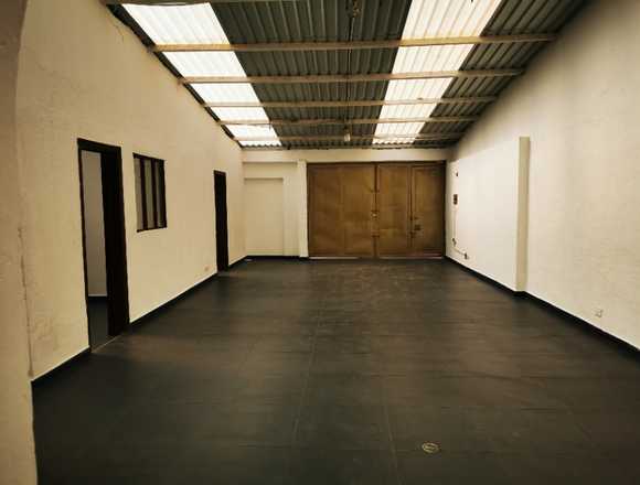 Arriendo bodega central para mediana empresa
