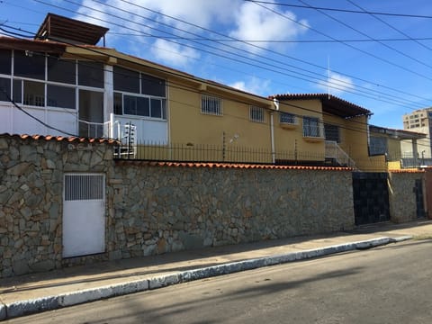 EN VENTA AMPLIA CASA EN PORLAMAR IDEAL PARA POSADA, COLEGIO en Mariño (Municipio)