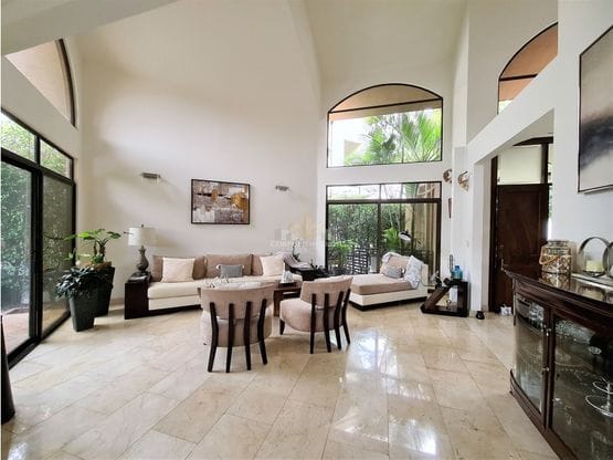 Casa con exuberante belleza en condominio Valle del Sol Santa Ana