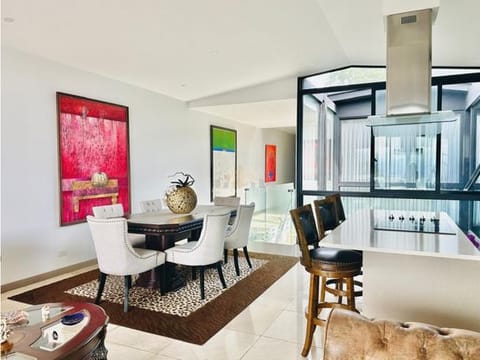 Venta de Casa estilo moerna minimalista con hermosa vista, Escazu.
