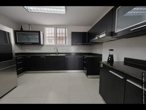 Vendo amplia casa en Residencial Altos de Panamá