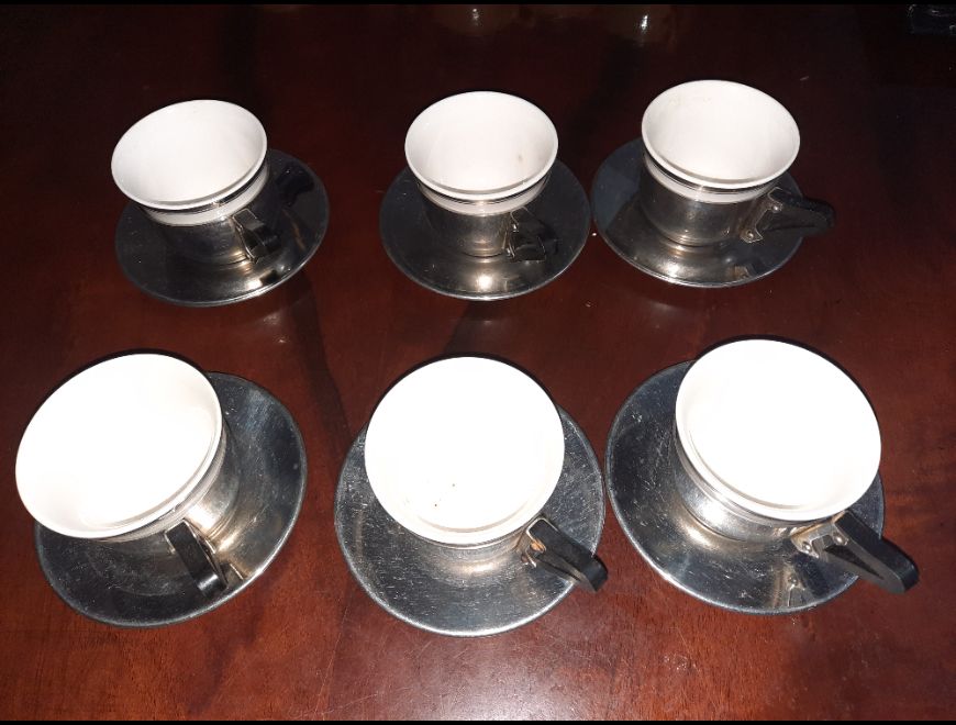 JUEGO DE 6 TACITAS DE CAFE DE PORCELANA BASE ACERO en Buenos Aires (Localidad)