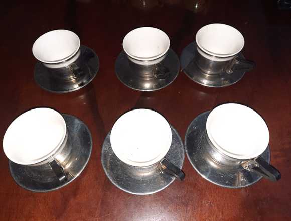 JUEGO DE 6 TACITAS DE CAFE DE PORCELANA BASE ACERO en Buenos Aires (Localidad)