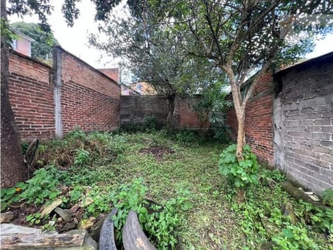 Casa para remodelar con amplio jardin en el centro de Pátzcuaro