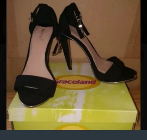 Zapatos de tacón alto con tiras y hebilla en Málaga (Municipio)