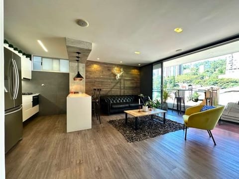 Venta apartamento. El Poblado, Loma del Indio. Unidad completa.