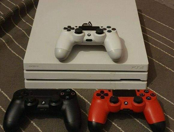 Playstation 4 pro blanca + 3 mandos en Lima (Lima 1) (Distrito)