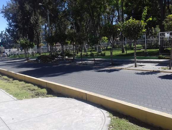 VENDO CASA 200 M2 FRENTE A PARQUE en Mariano Melgar (Distrito)